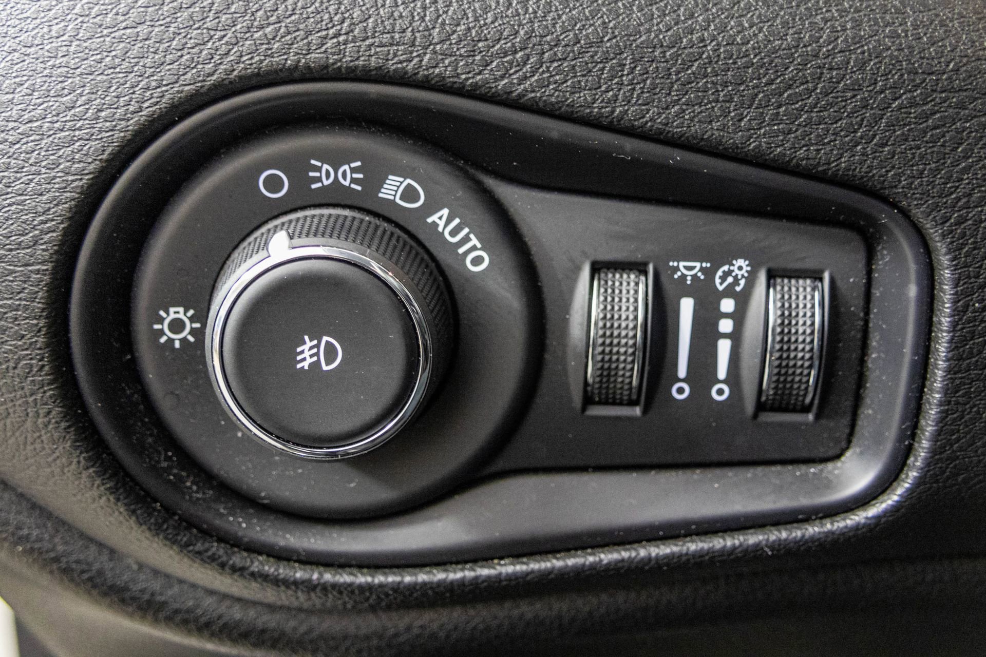 Used 2019 Jeep Renegade Latitude FWD image 30