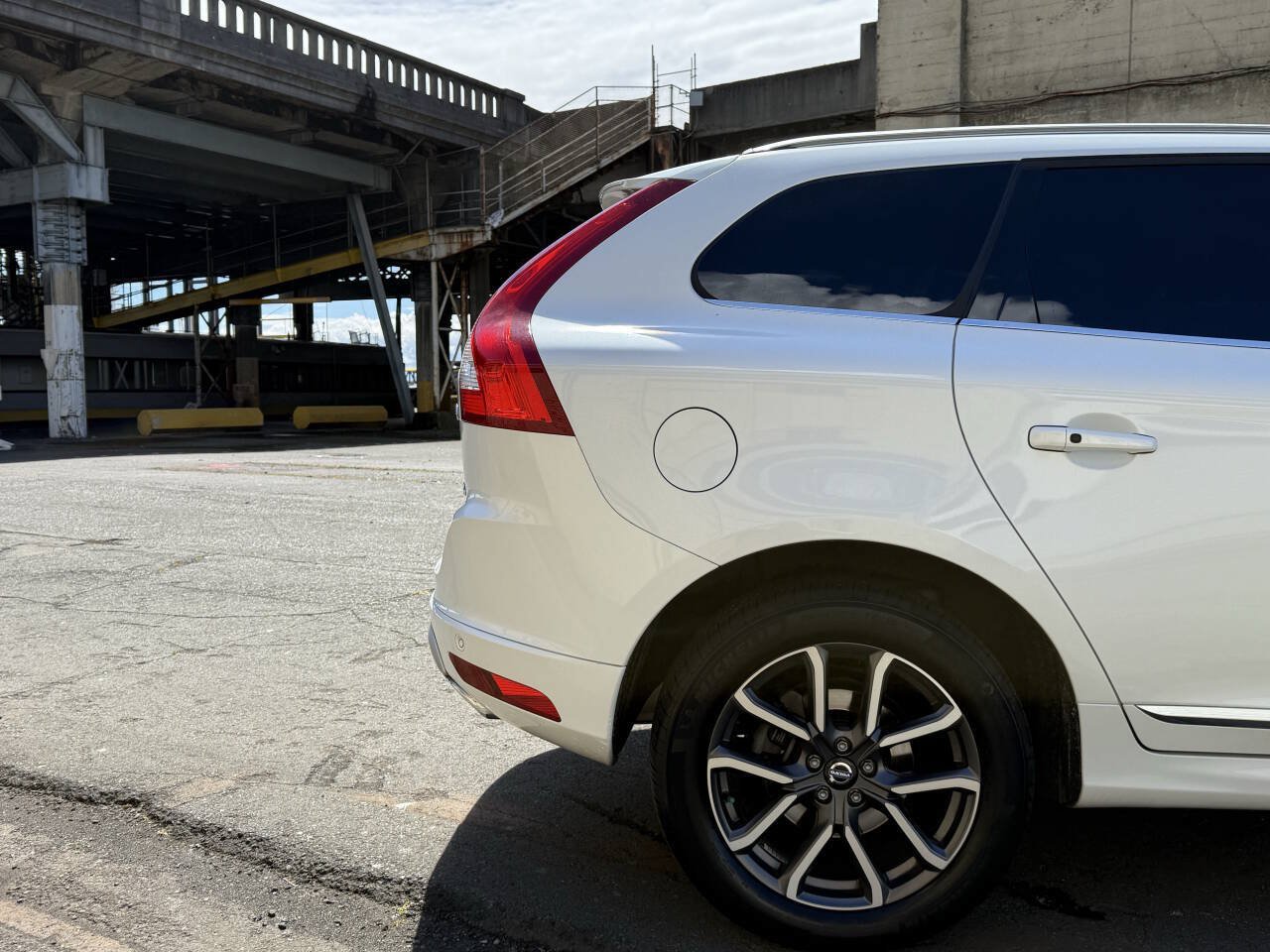 Used 2017 Volvo XC60 T6 Dynamic w/ Preferred Option Package AWD/4WD image 23