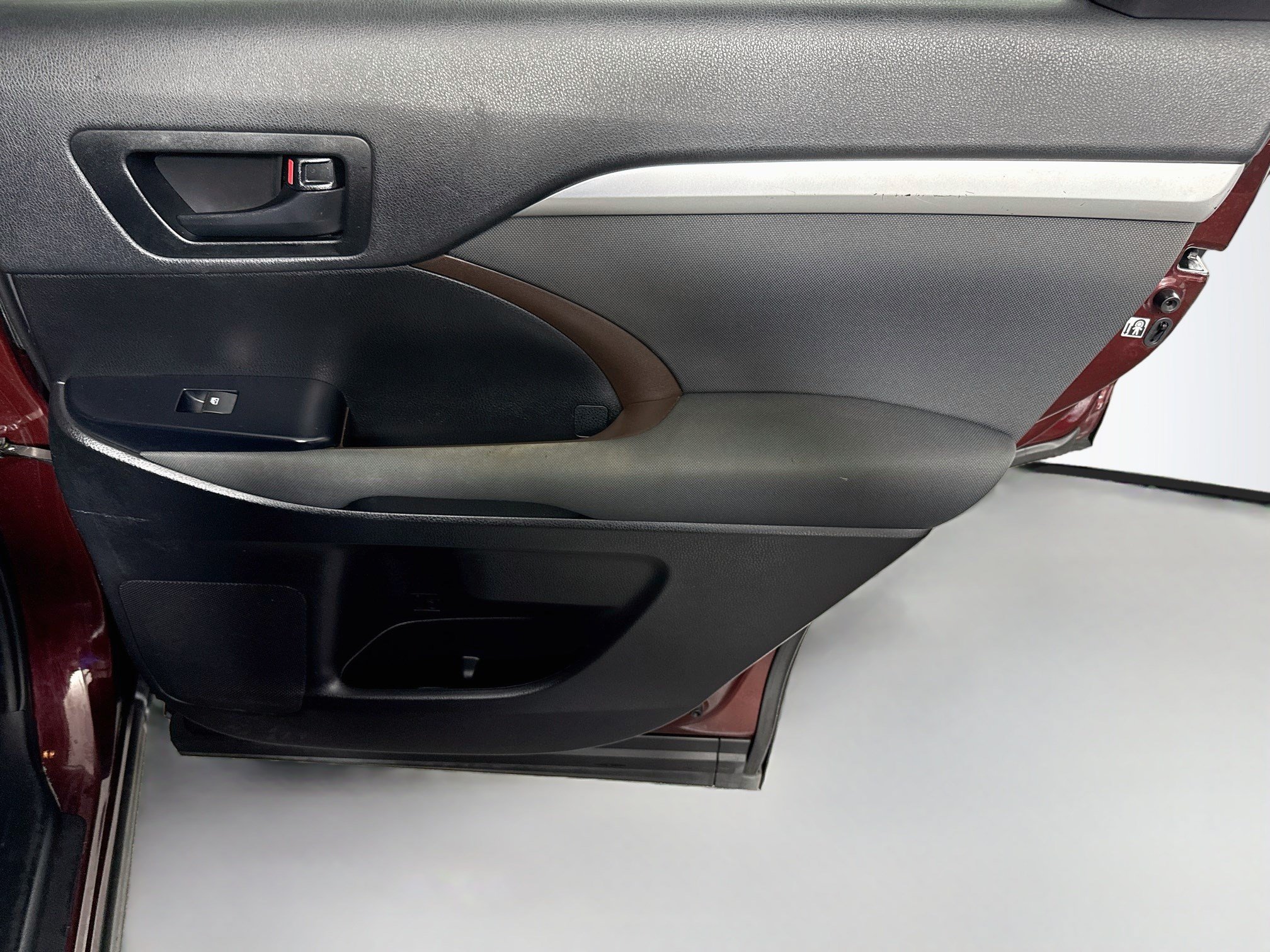 Used 2019 Toyota Highlander LE FWD image 27