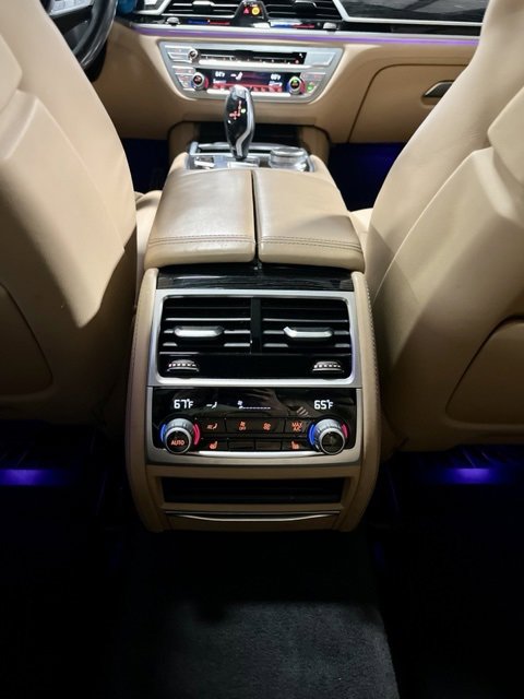 Used 2021 BMW 750i xDrive w/ M Sport Package image 37