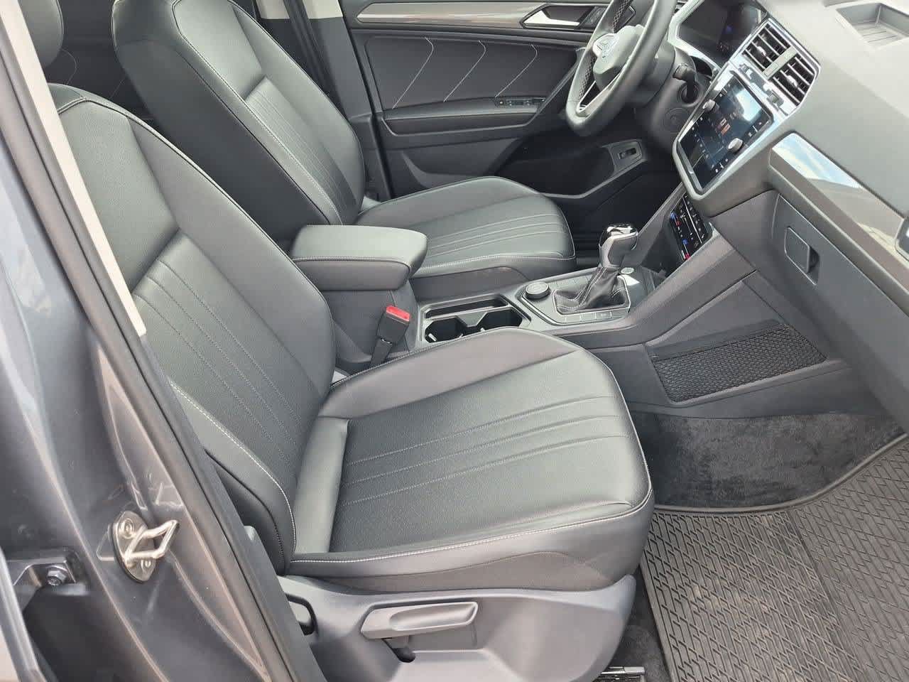 Used 2024 Volkswagen Tiguan SE AWD/4WD image 23