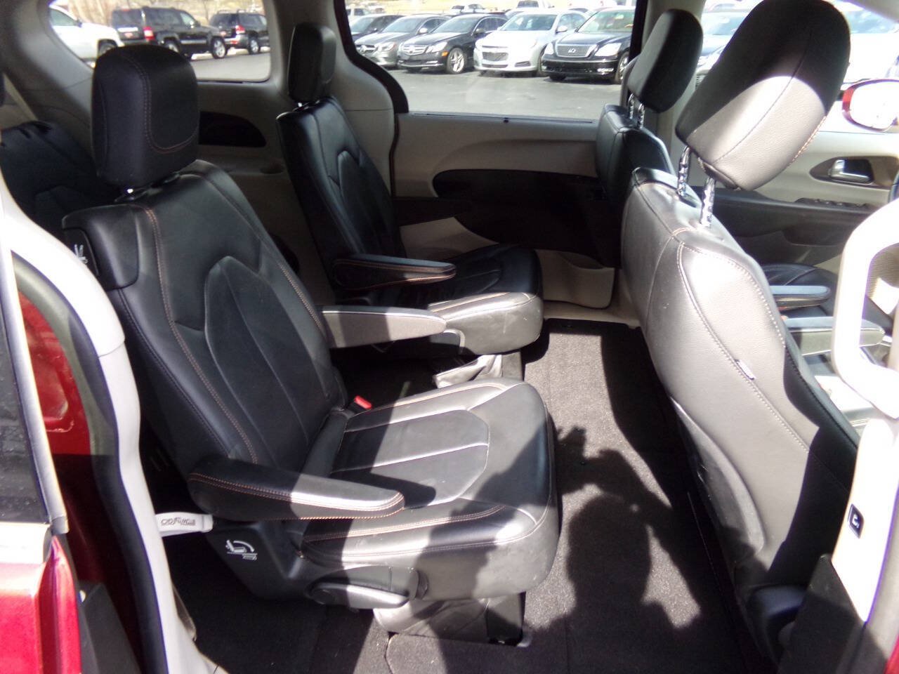 Used 2017 Chrysler Pacifica Touring-L w/ Tire & Wheel Group FWD image 25