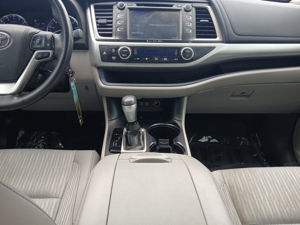 Used 2017 Toyota Highlander Plus FWD image 11