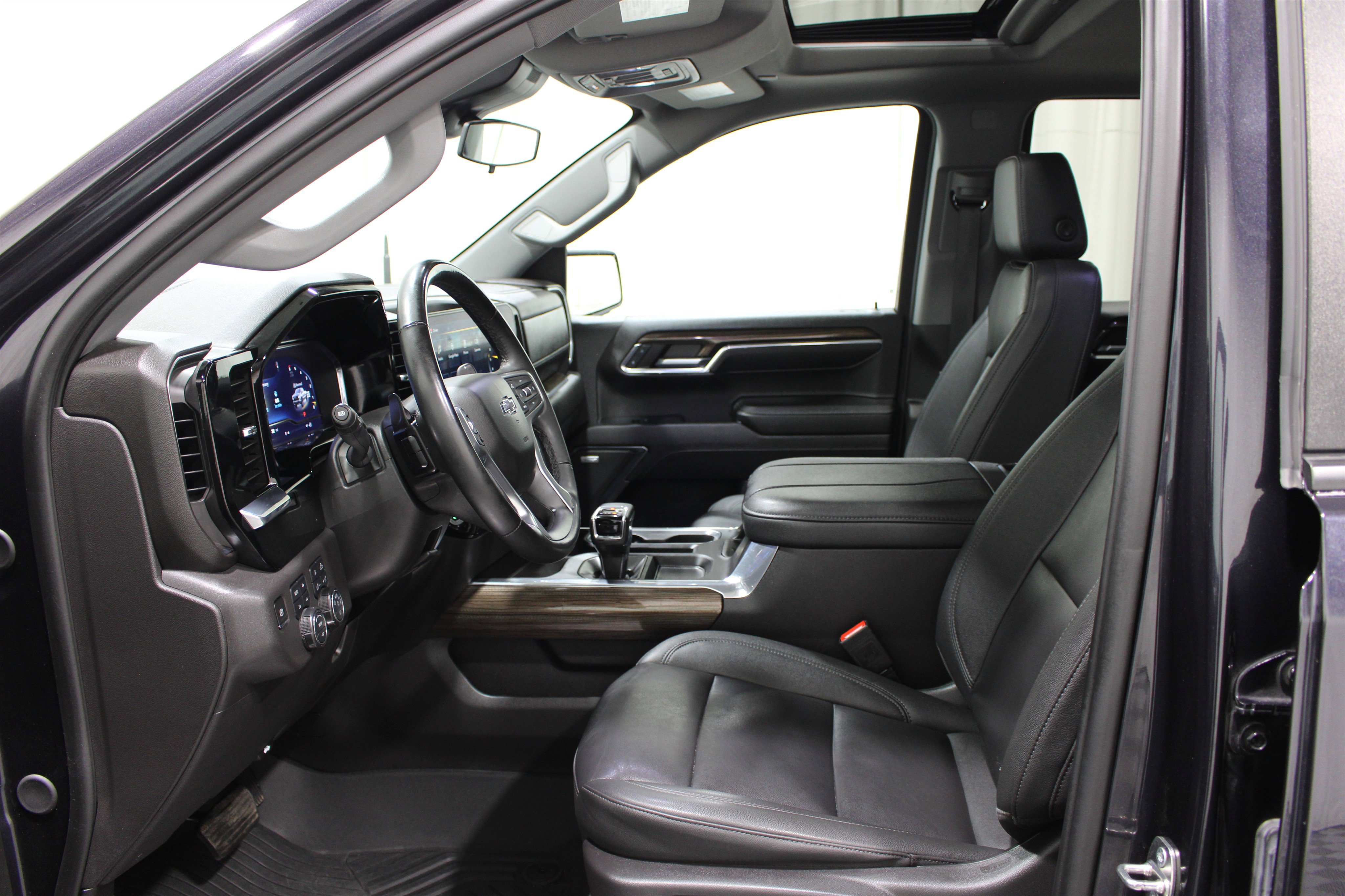 Used 2024 Chevrolet Silverado 1500 LT Trail Boss w/ LT Trail Boss Premium Package AWD/4WD image 3