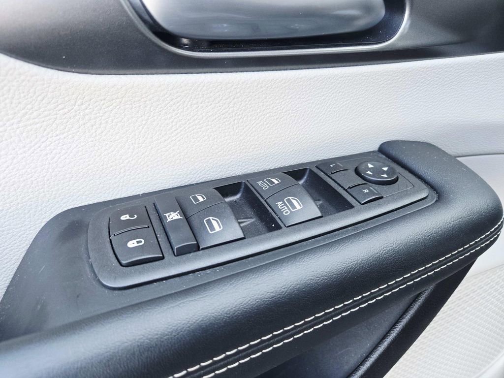 Used 2024 Chrysler Pacifica Touring-L image 37