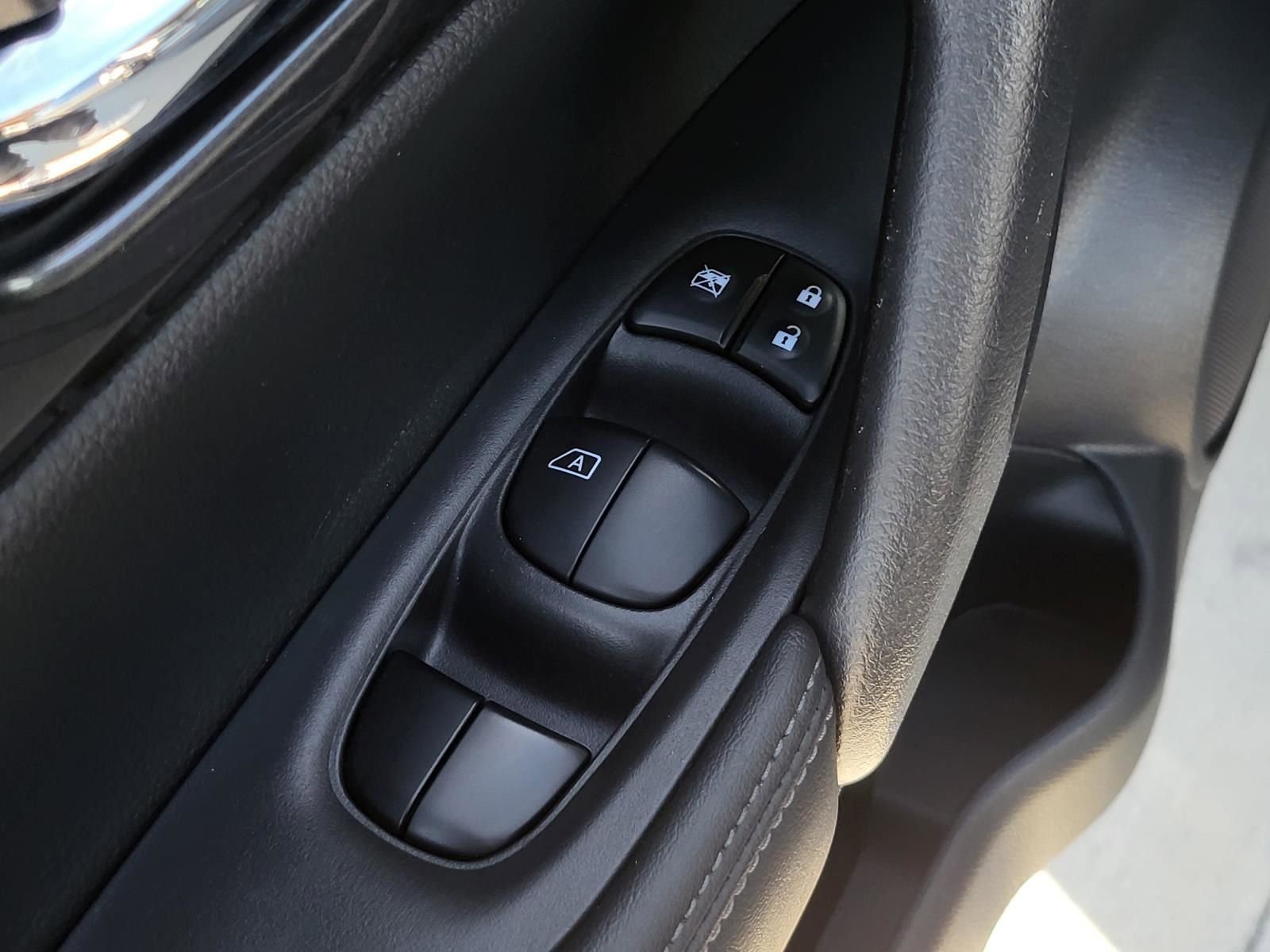 Used 2018 Nissan Rogue SV w/ Premium Package image 19