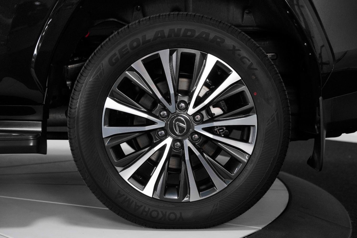 Used 2024 Lexus LX 600 4WD w/ Premium Package image 18