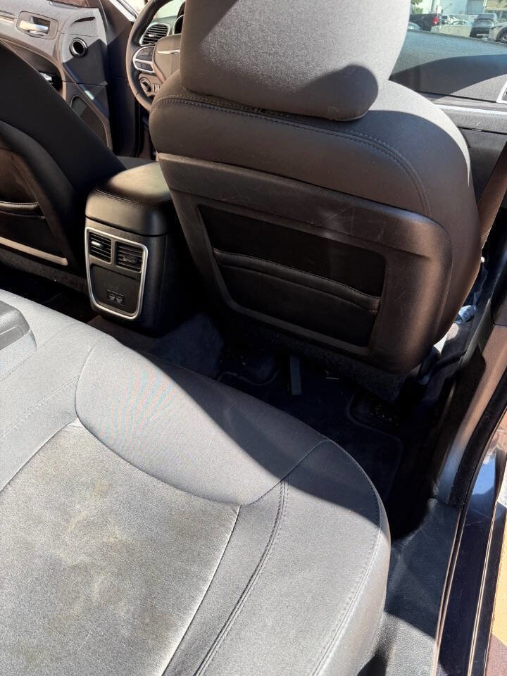Used 2018 Chrysler 300 Touring w/ Chrome Appearance Package RWD image 16