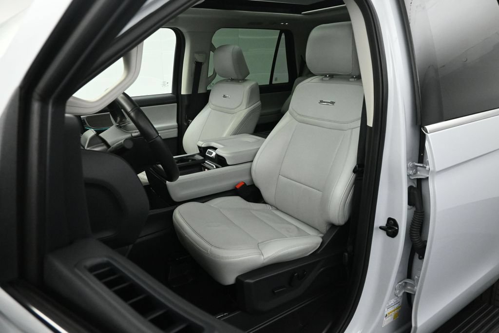 Used 2025 Ford Expedition Platinum w/ Driver's Package AWD/4WD image 9
