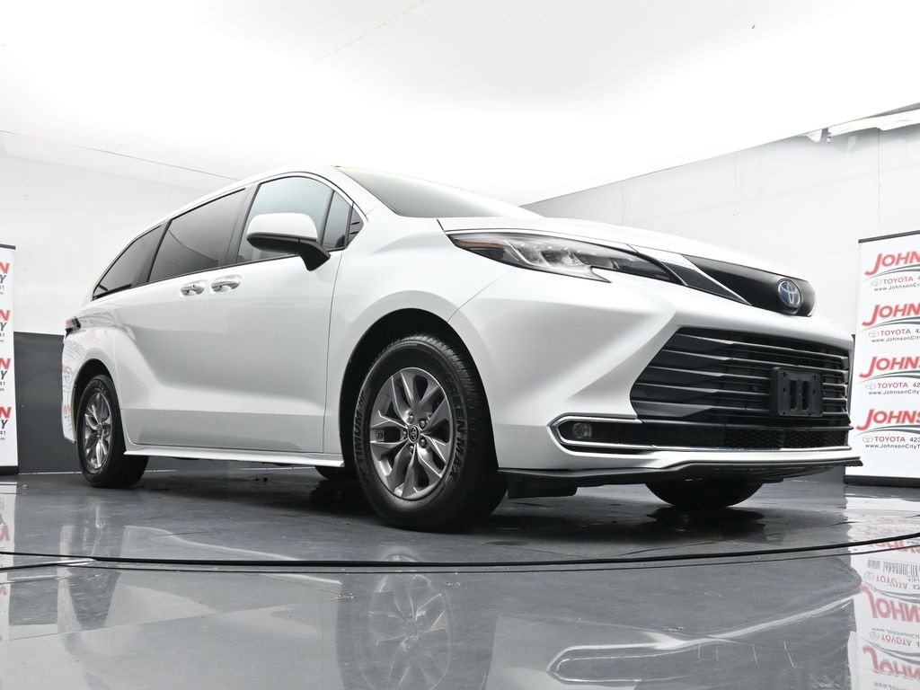 Used 2022 Toyota Sienna XLE image 18
