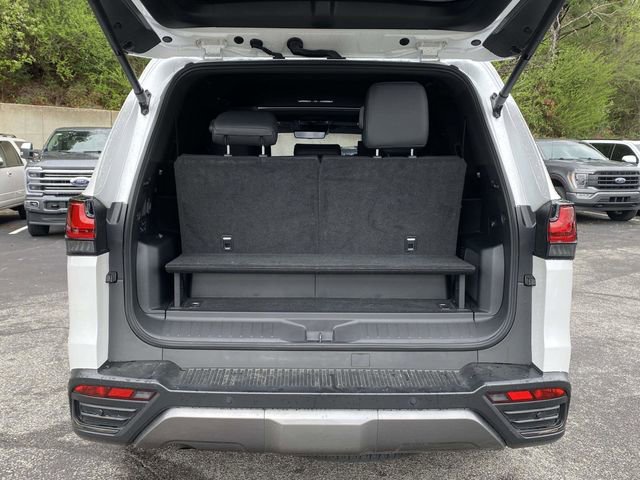 Used 2025 Lexus LX 700h Luxury image 12