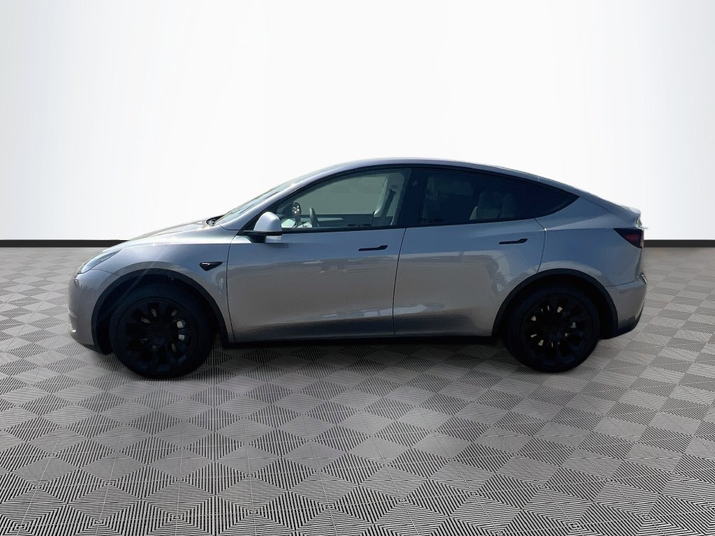 Used 2025 Tesla Model Y Long Range RWD image 4
