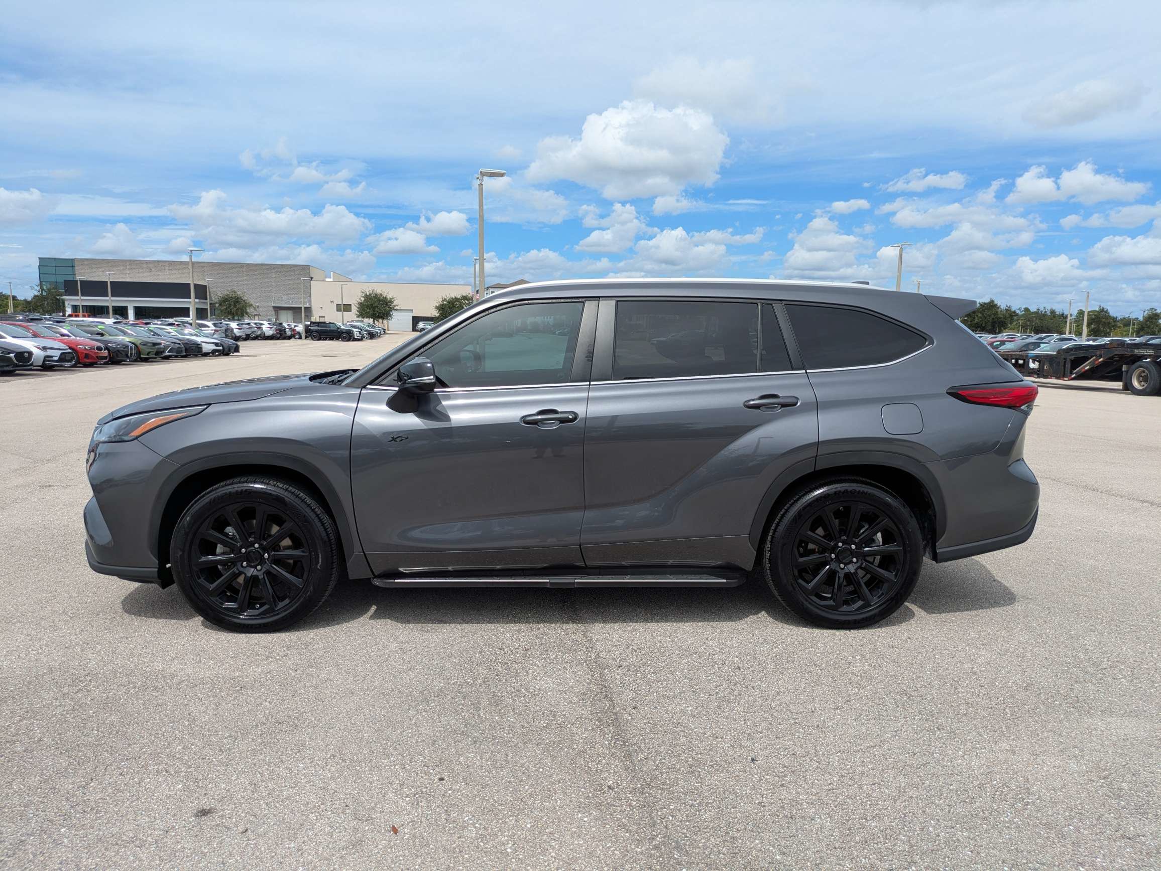 Used 2023 Toyota Highlander XLE FWD image 7