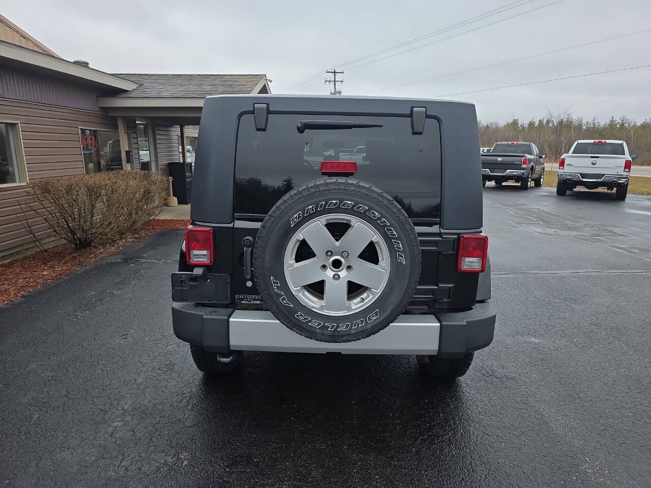 Used 2010 Jeep Wrangler Unlimited Sahara w/ Dual Top Group AWD/4WD image 7