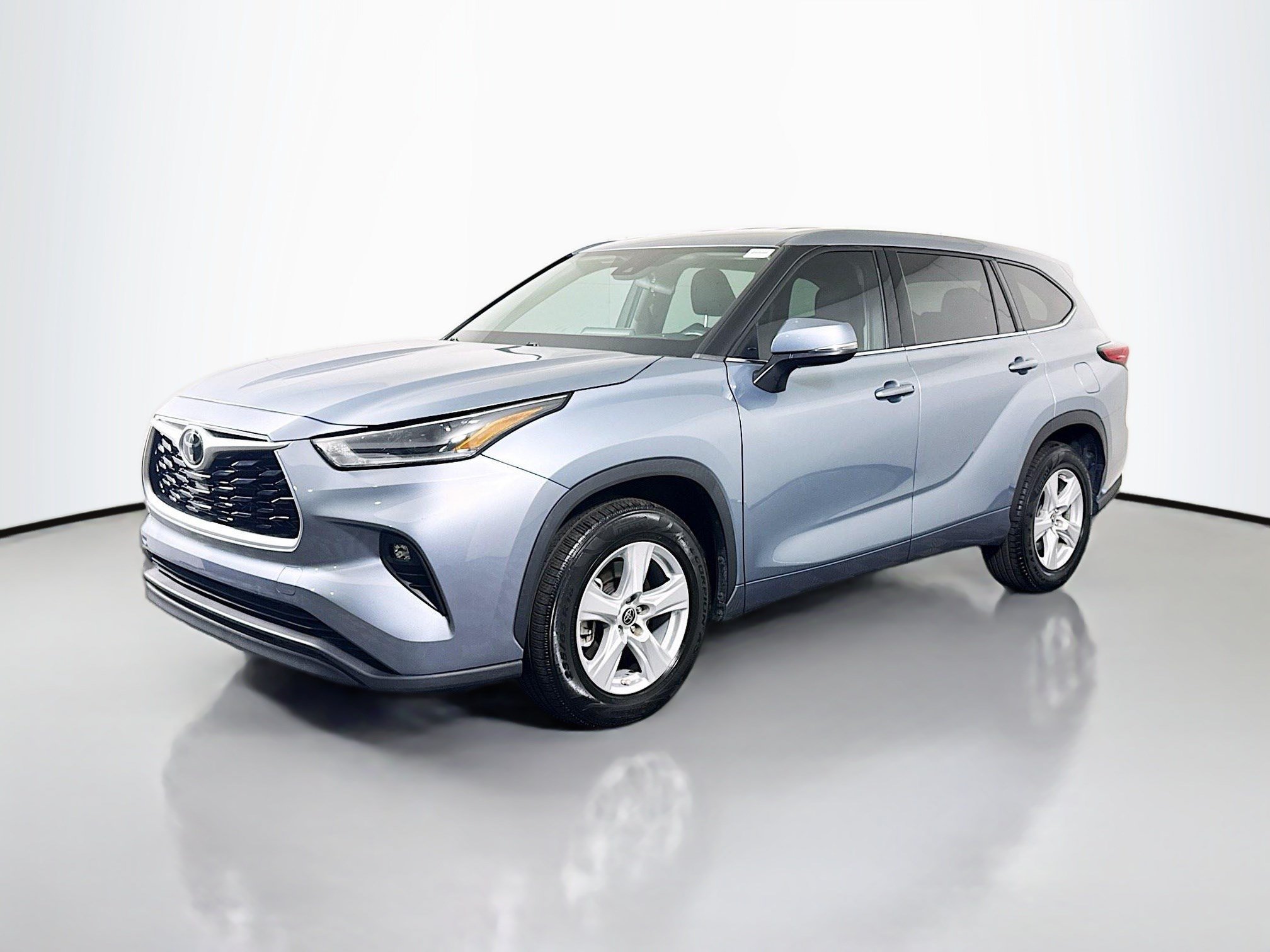 Used 2021 Toyota Highlander LE FWD image 4