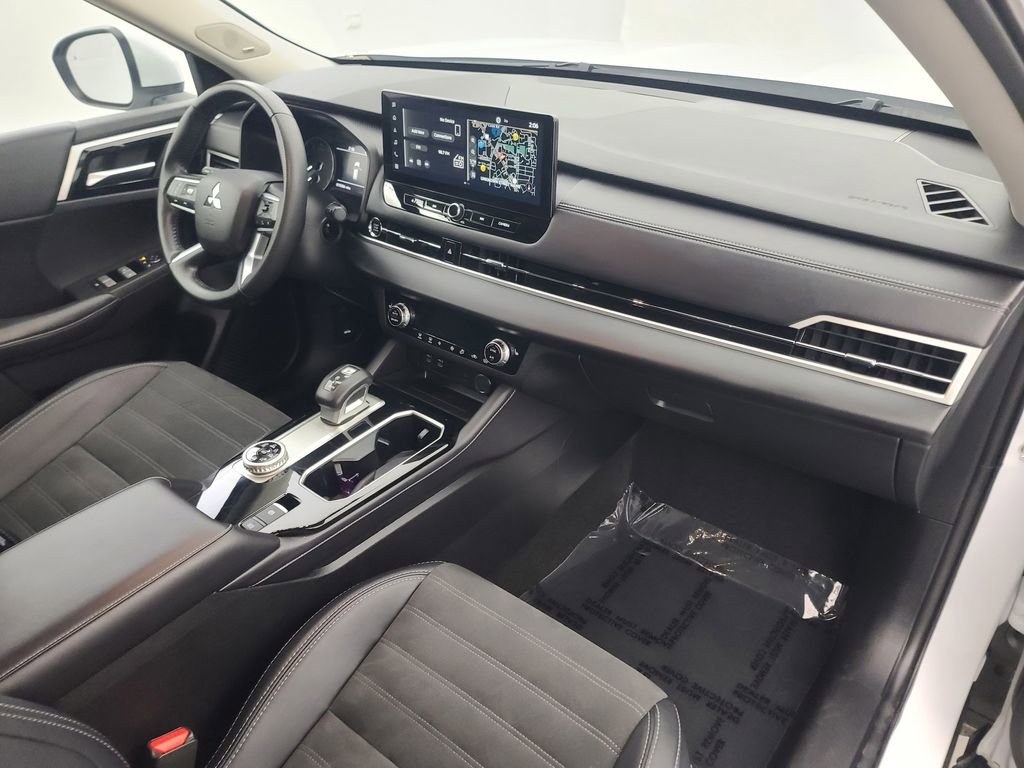 Used 2025 Mitsubishi Outlander SE image 14