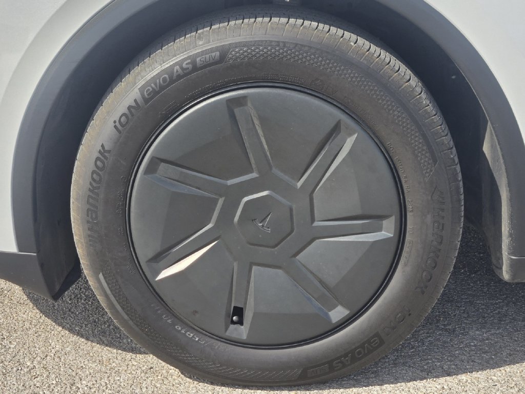 Used 2026 Tesla Model Y AWD image 11
