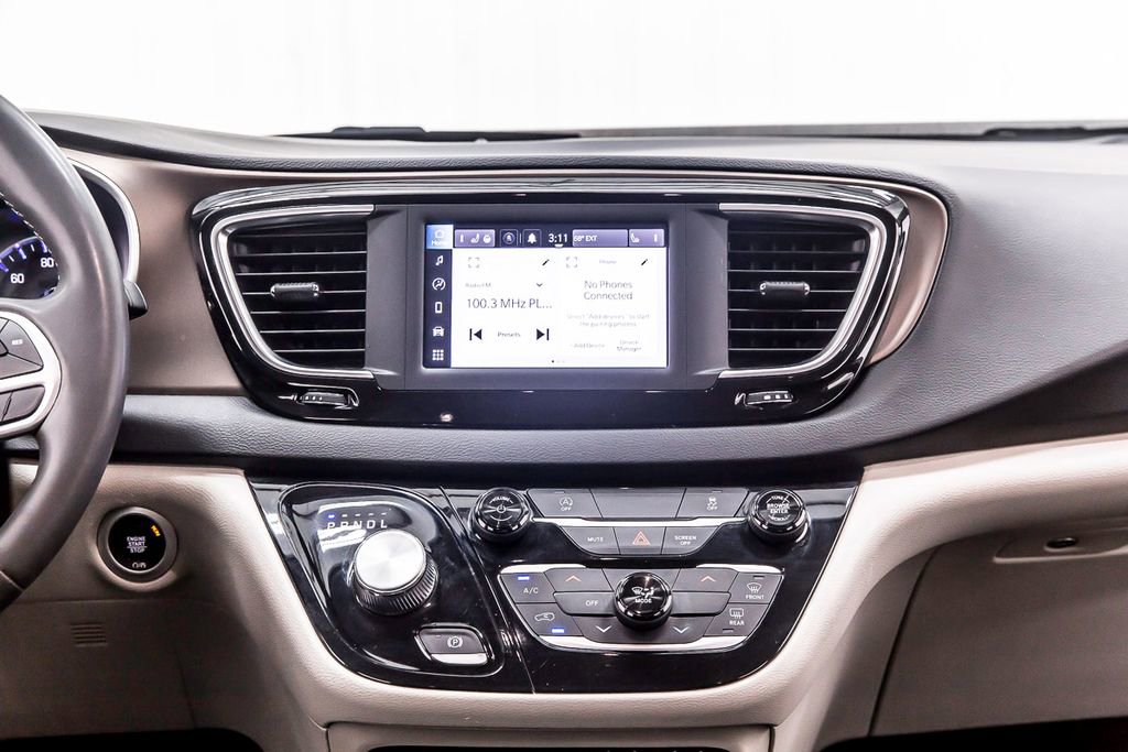 Used 2022 Chrysler Voyager LX image 18