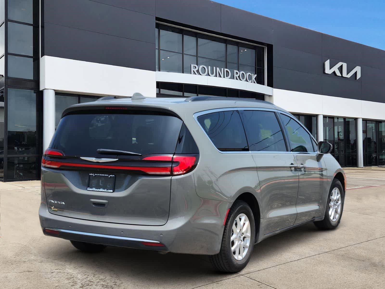 Used 2022 Chrysler Pacifica Touring-L FWD image 6