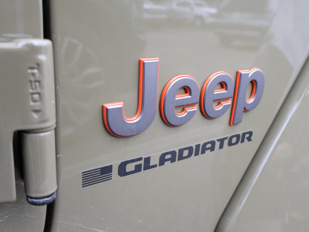 Used 2025 Jeep Gladiator Mojave AWD/4WD image 19
