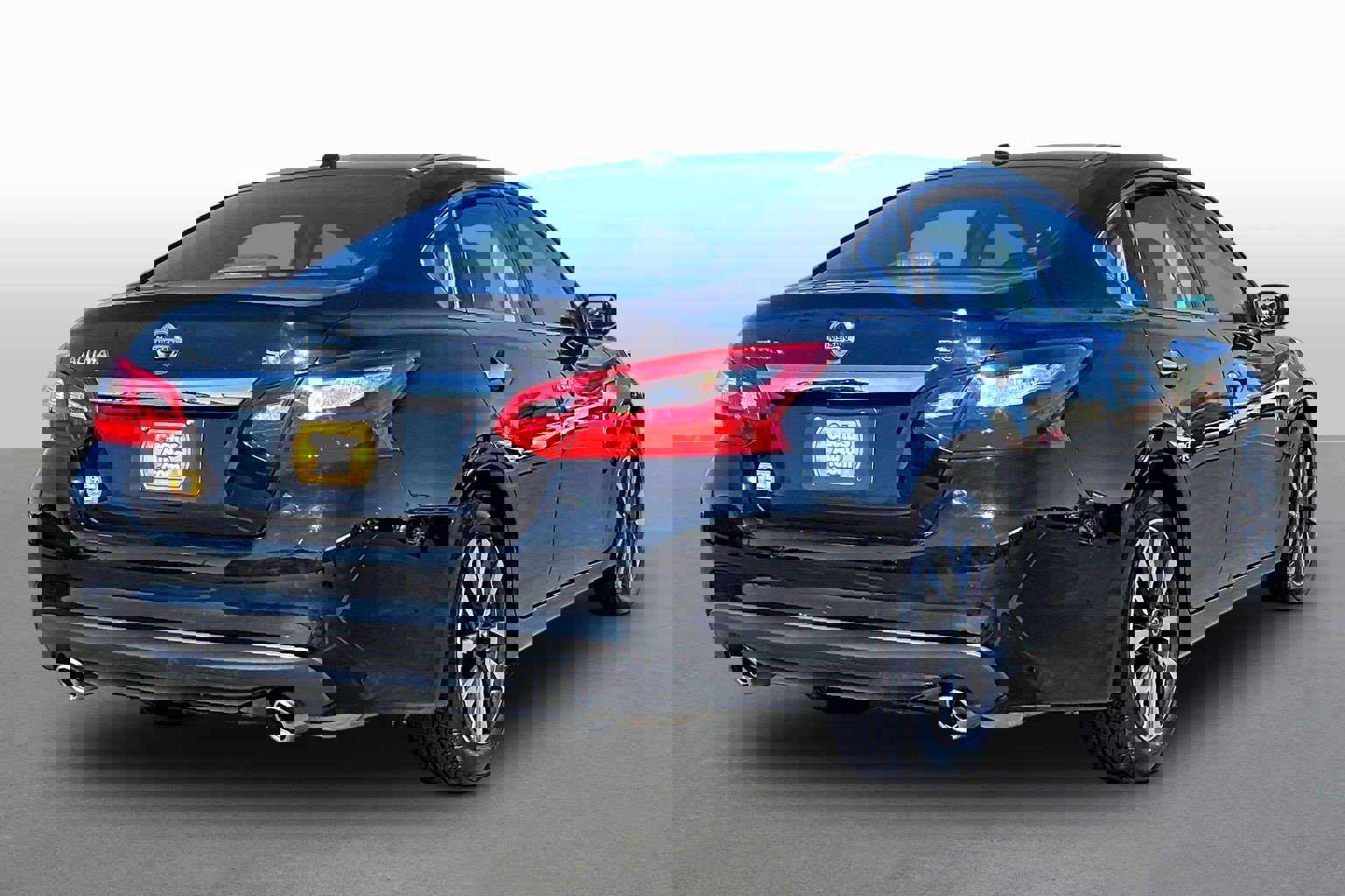 Used 2017 Nissan Altima 2.5 SV image 2