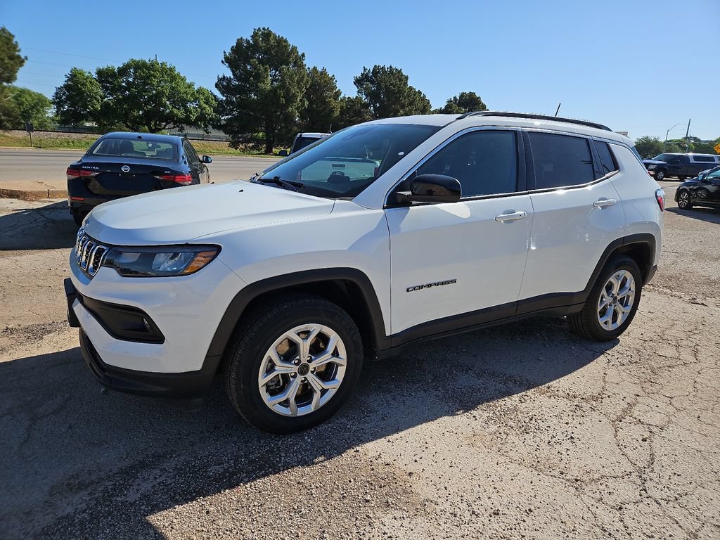 Used 2025 Jeep Compass Latitude AWD/4WD image 5