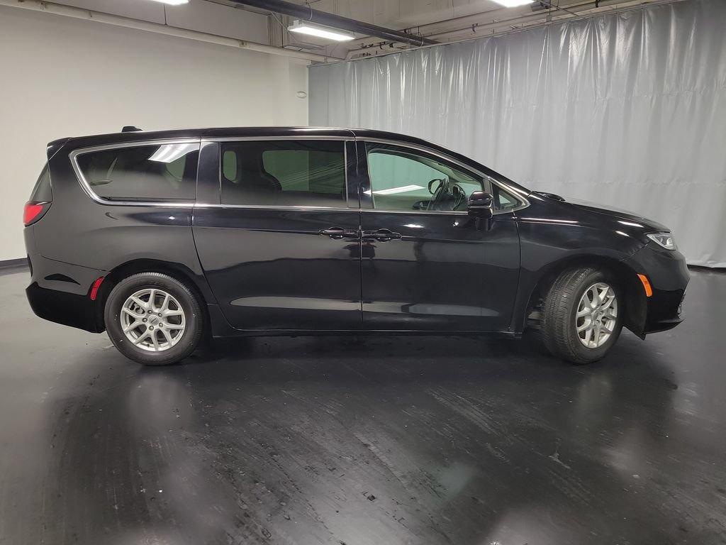 Used 2024 Chrysler Pacifica Touring-L FWD image 9