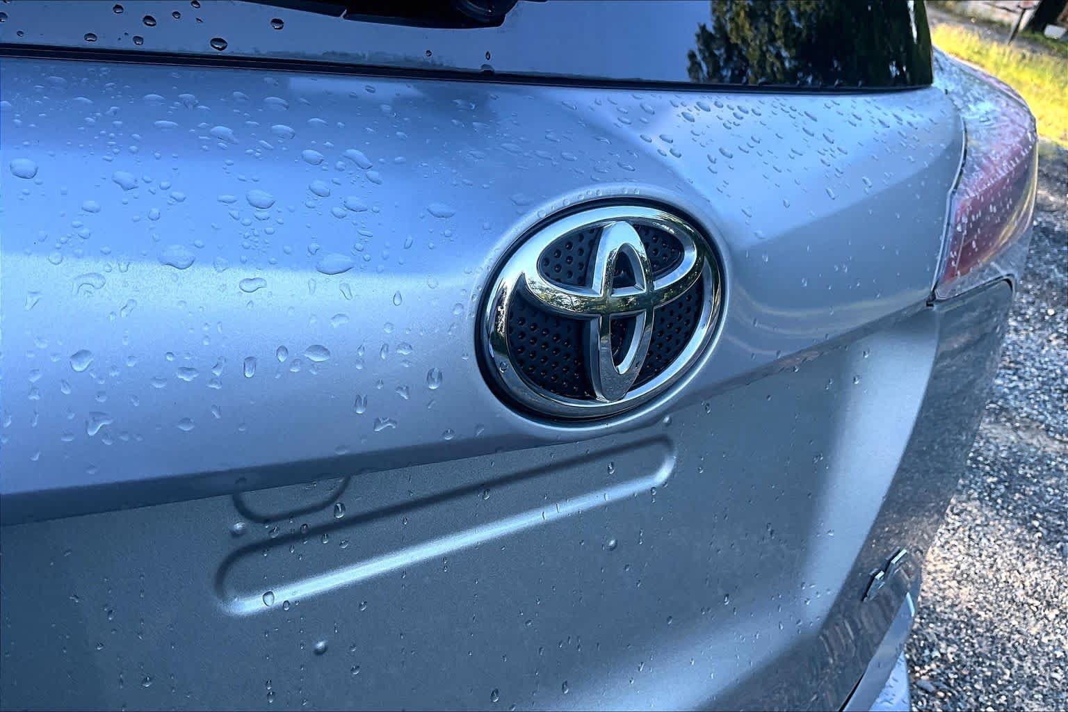 Used 2018 Toyota RAV4 LE FWD image 31