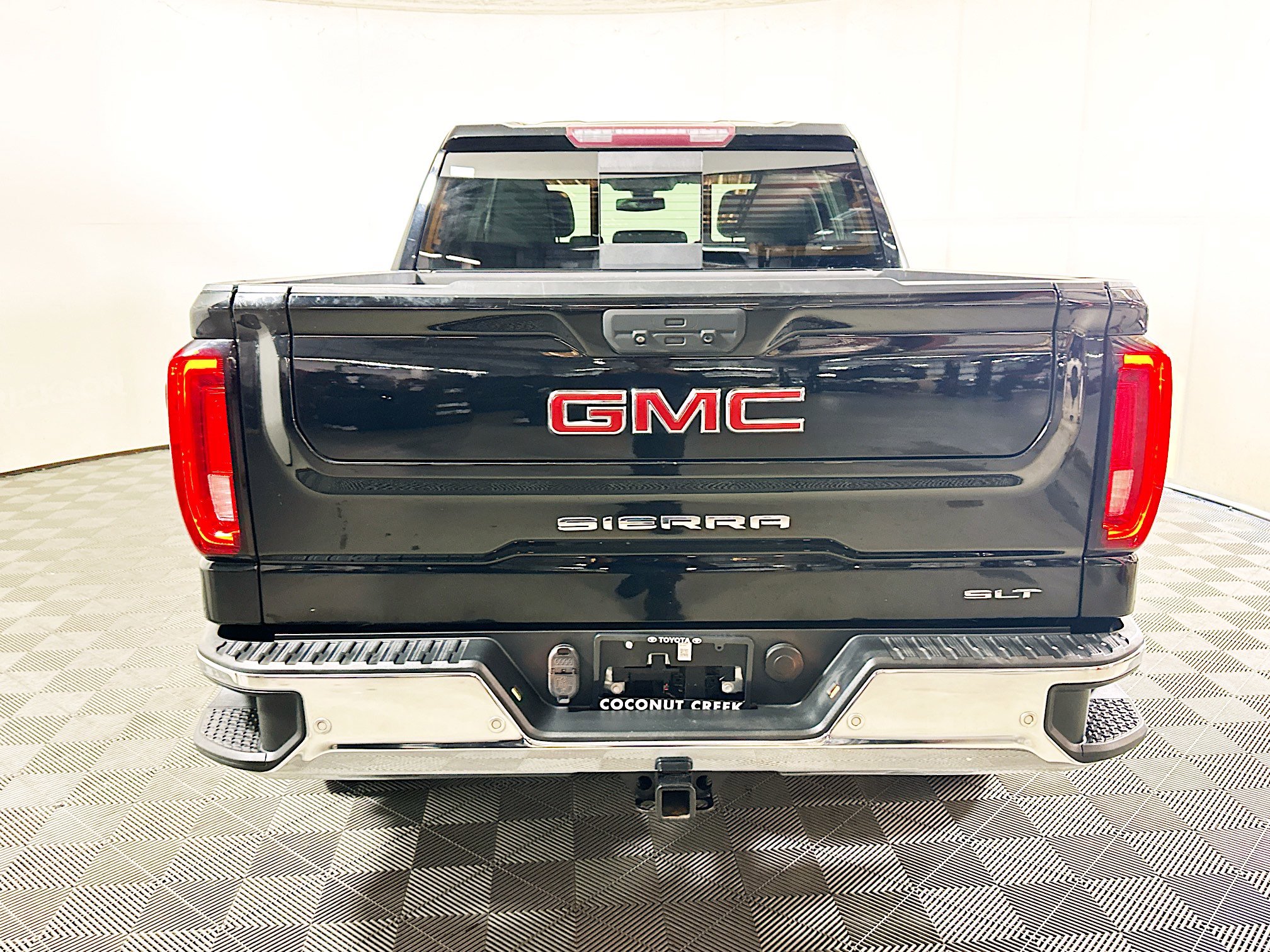 Used 2020 GMC Sierra 1500 SLT w/ SLT Premium Plus Package RWD image 4