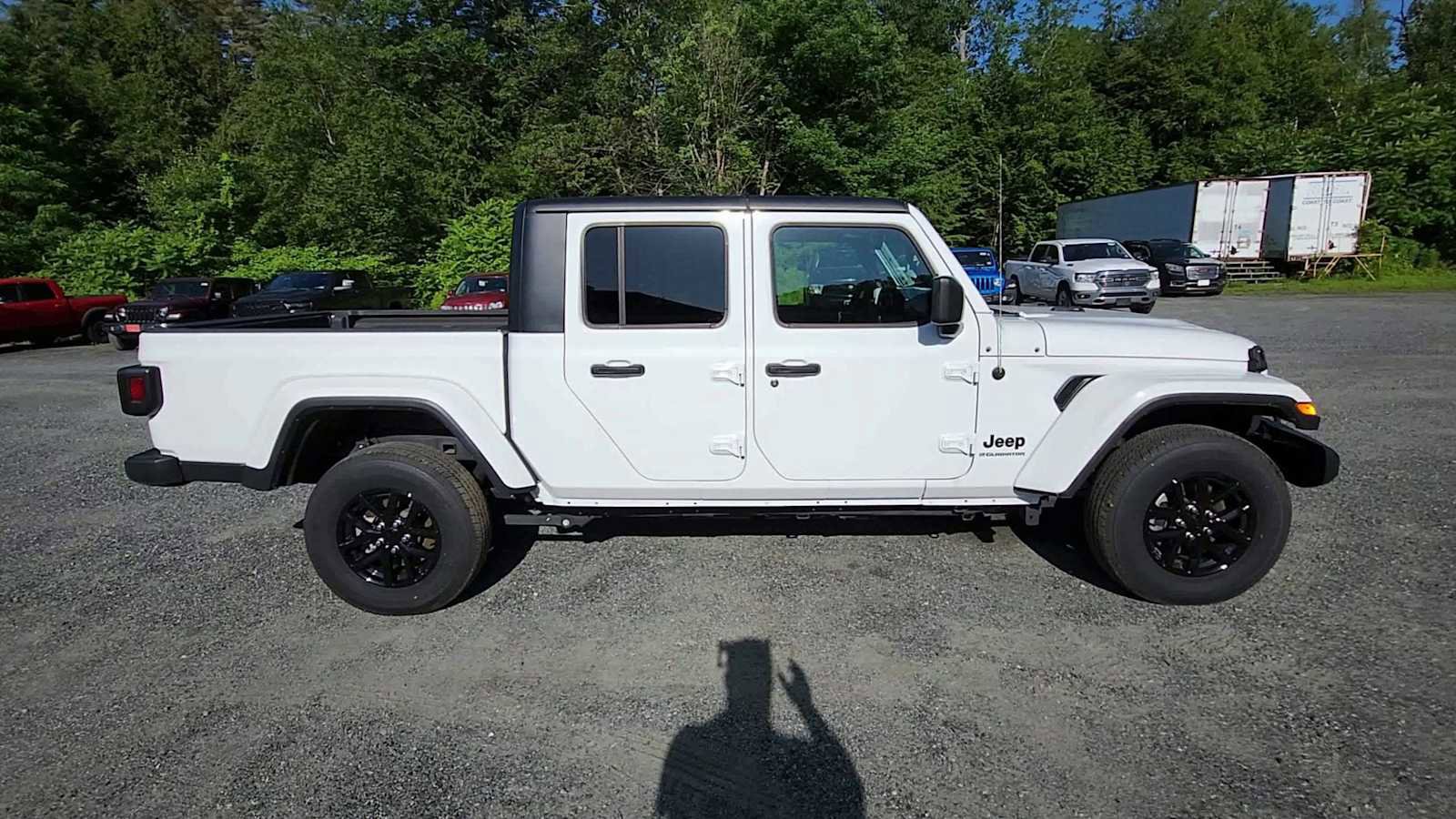 New 2023 Jeep Gladiator Sport image 9