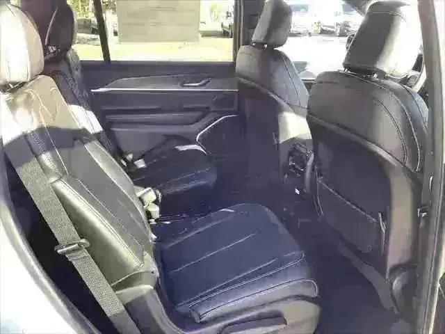 New 2025 Jeep Grand Cherokee L Limited w/ Black Appearance Package image 8