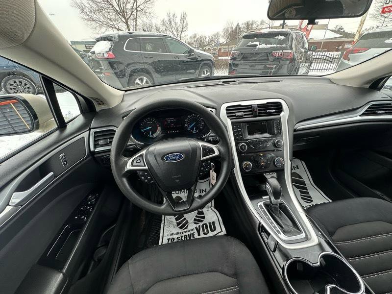 Used 2015 Ford Fusion SE image 9