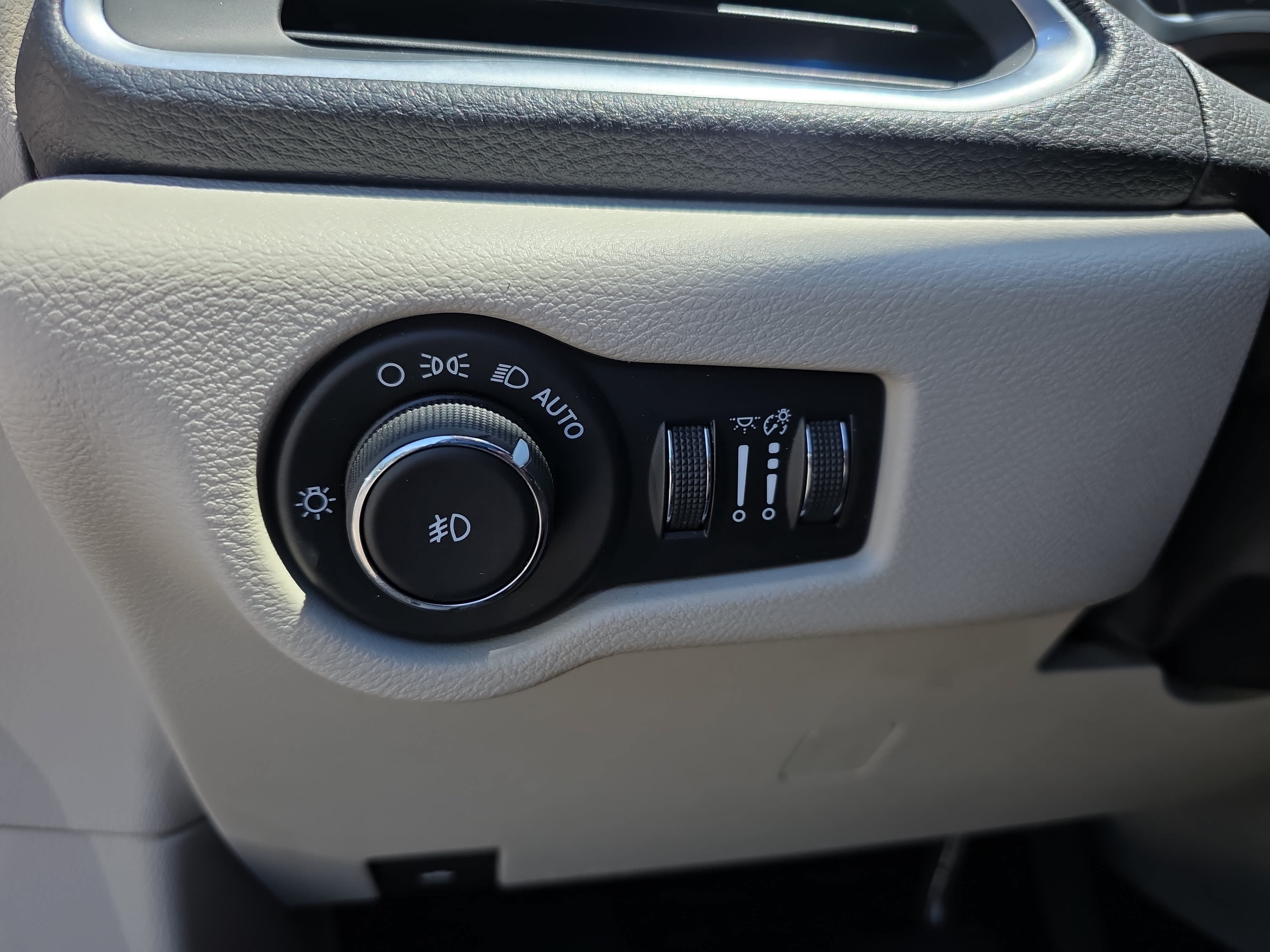 Used 2017 Chrysler Pacifica Limited FWD image 24