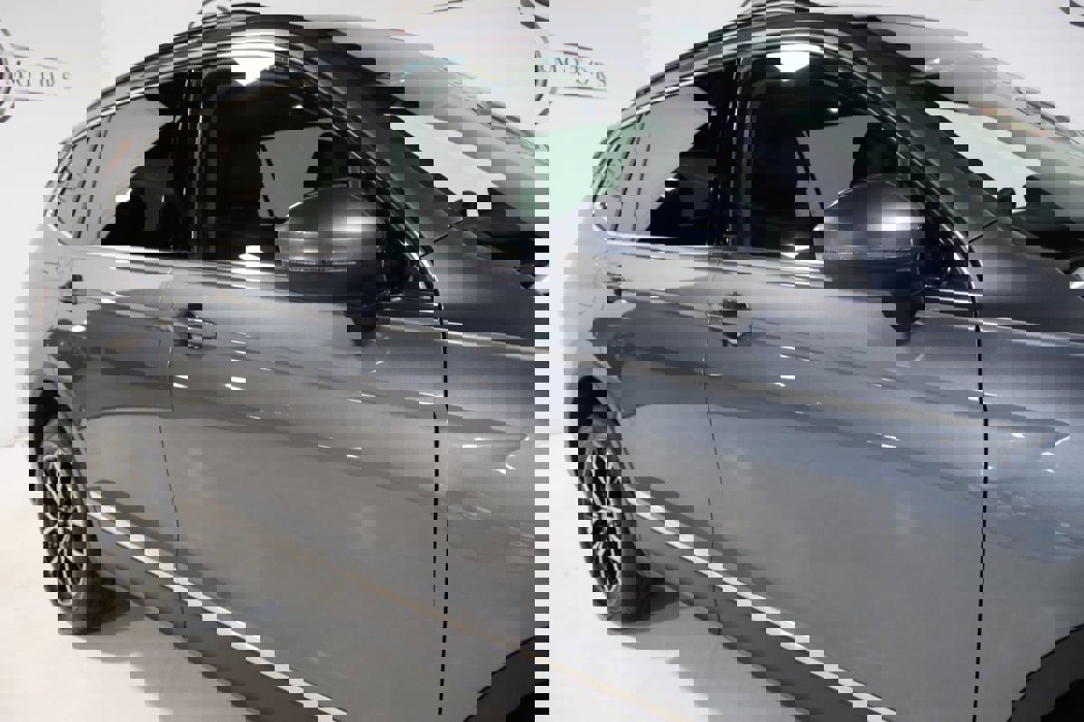 Used 2021 Volkswagen Tiguan SE w/ Panoramic Sunroof Package image 7