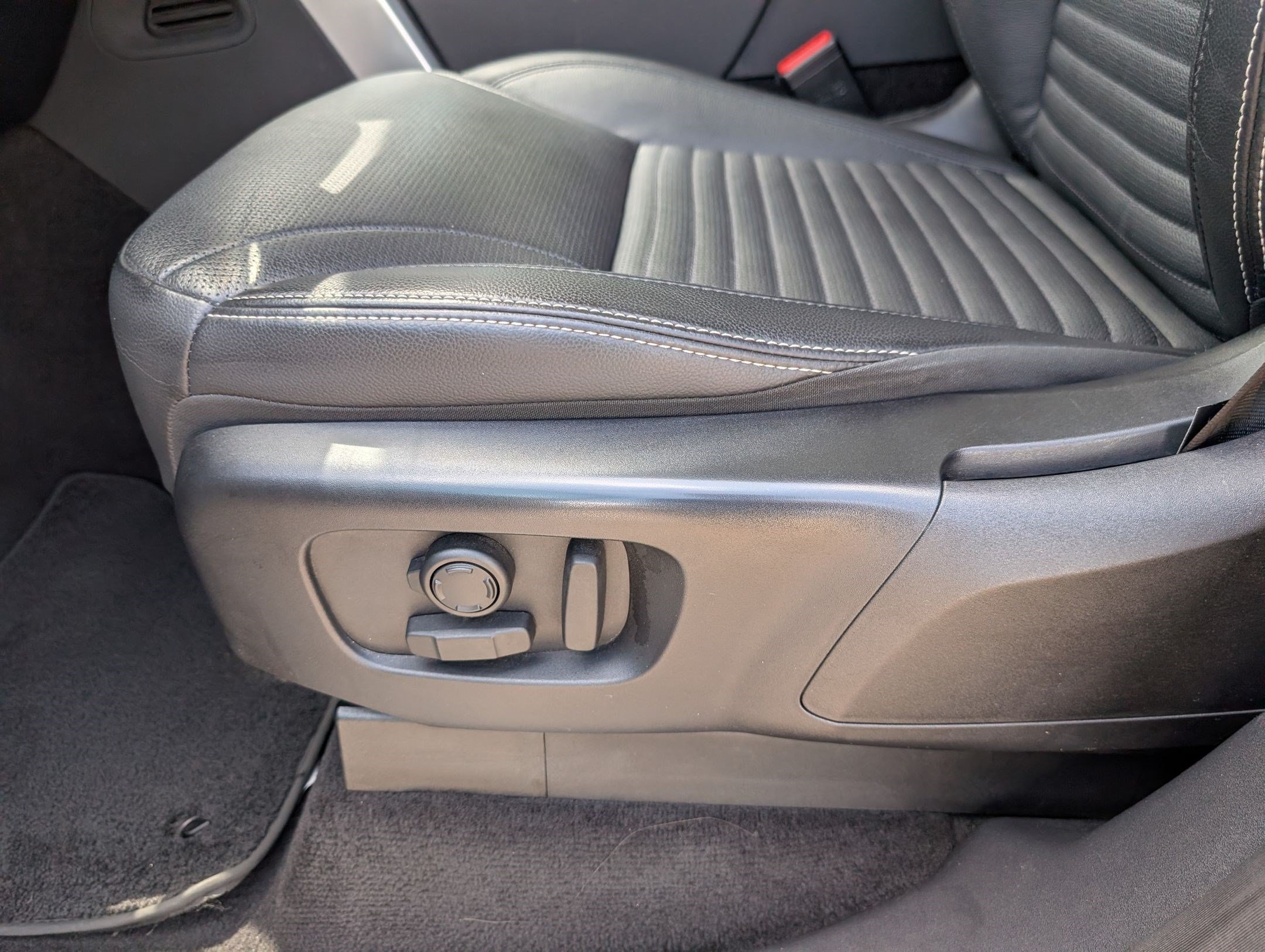Used 2024 Land Rover Discovery S AWD/4WD image 14