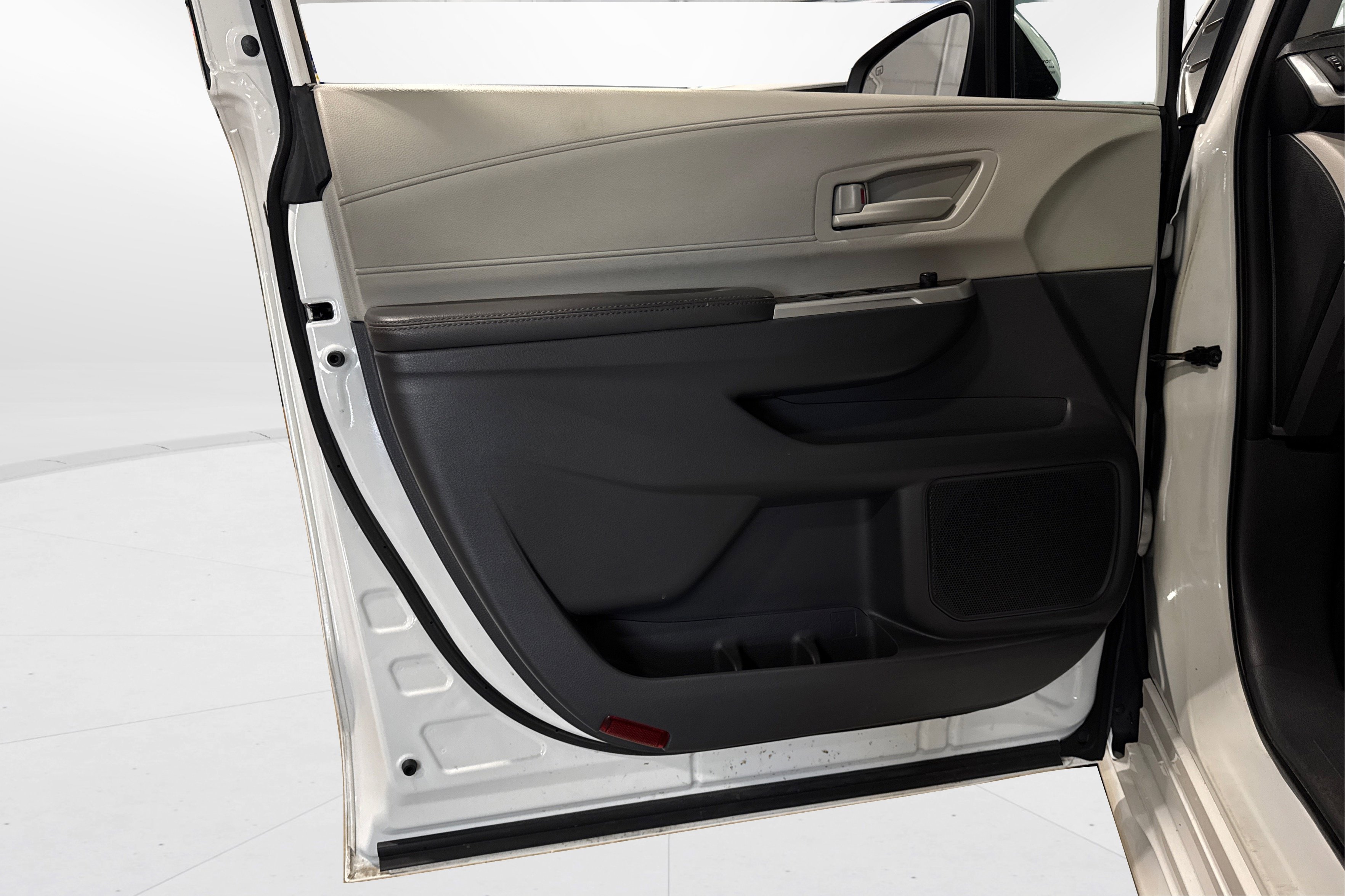 Used 2024 Toyota Sienna LE image 15