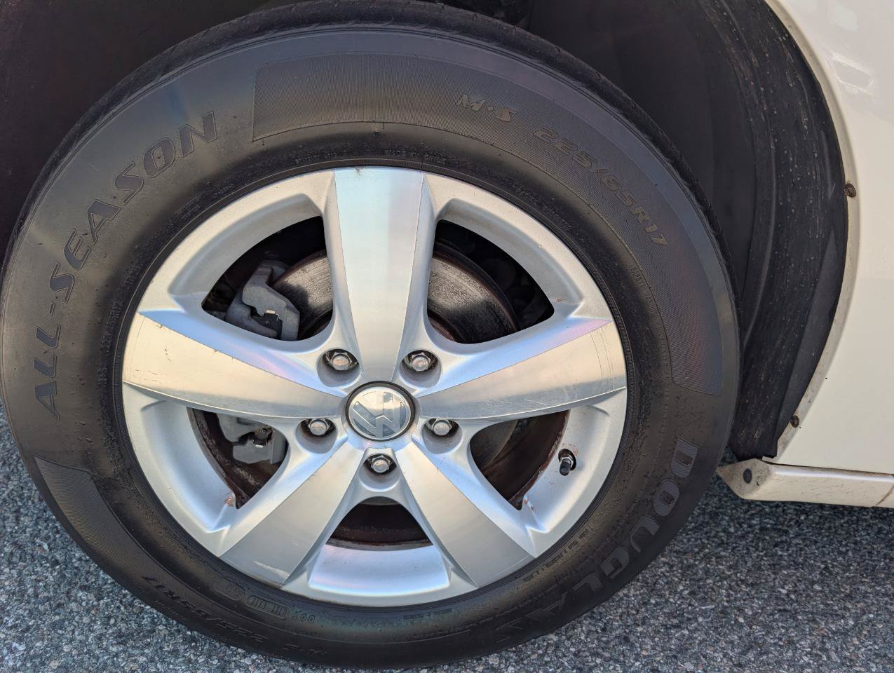 Used 2010 Volkswagen Routan SEL FWD image 3