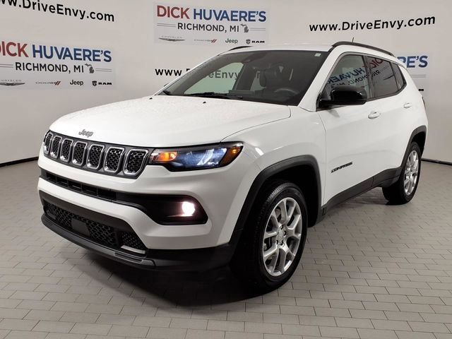 Used 2023 Jeep Compass Latitude image 1