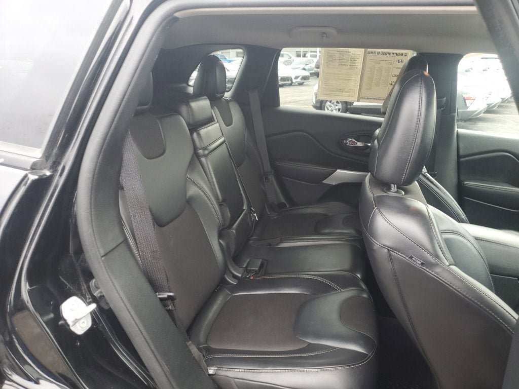 Used 2018 Jeep Cherokee Latitude Plus w/ Cold Weather Group AWD/4WD image 52