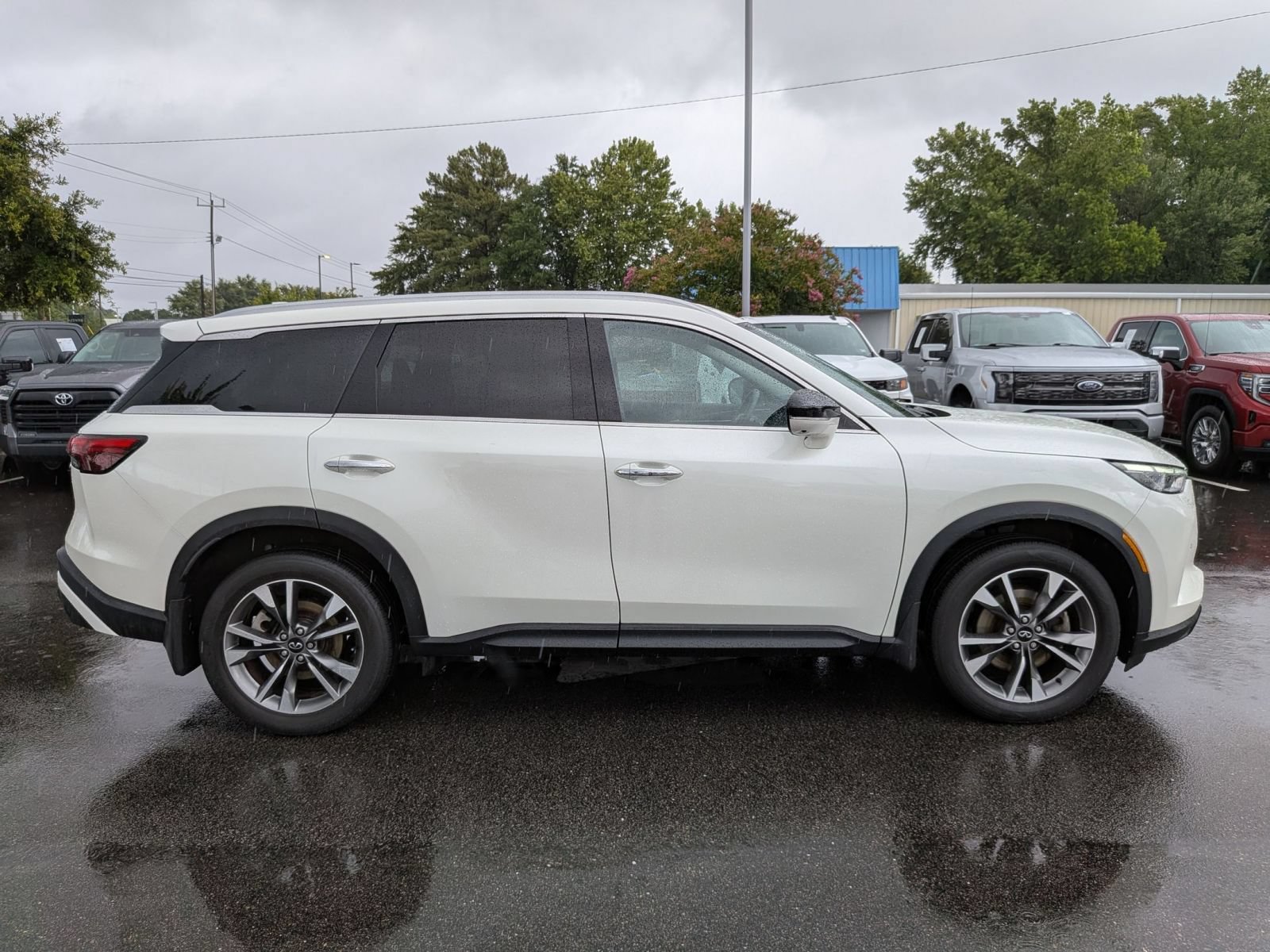 Used 2023 INFINITI QX60 Luxe w/ Cargo Package AWD/4WD image 2