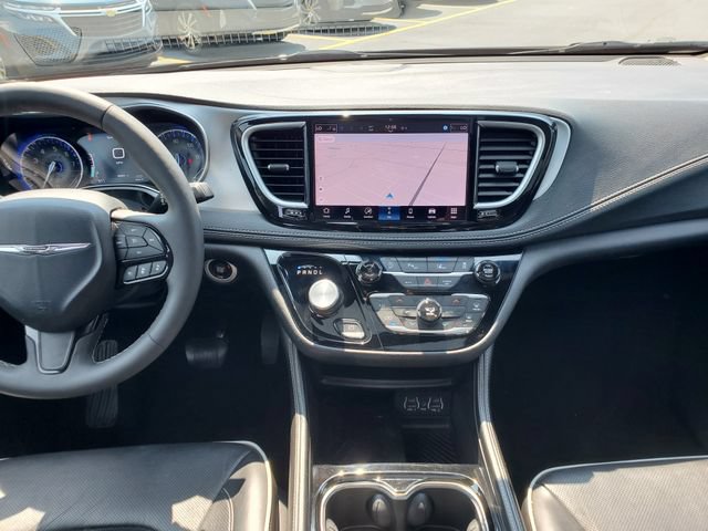 Used 2025 Chrysler Pacifica Limited FWD image 22