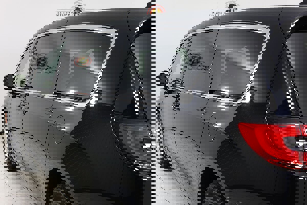 Used 2024 Chrysler Pacifica Touring-L image 49