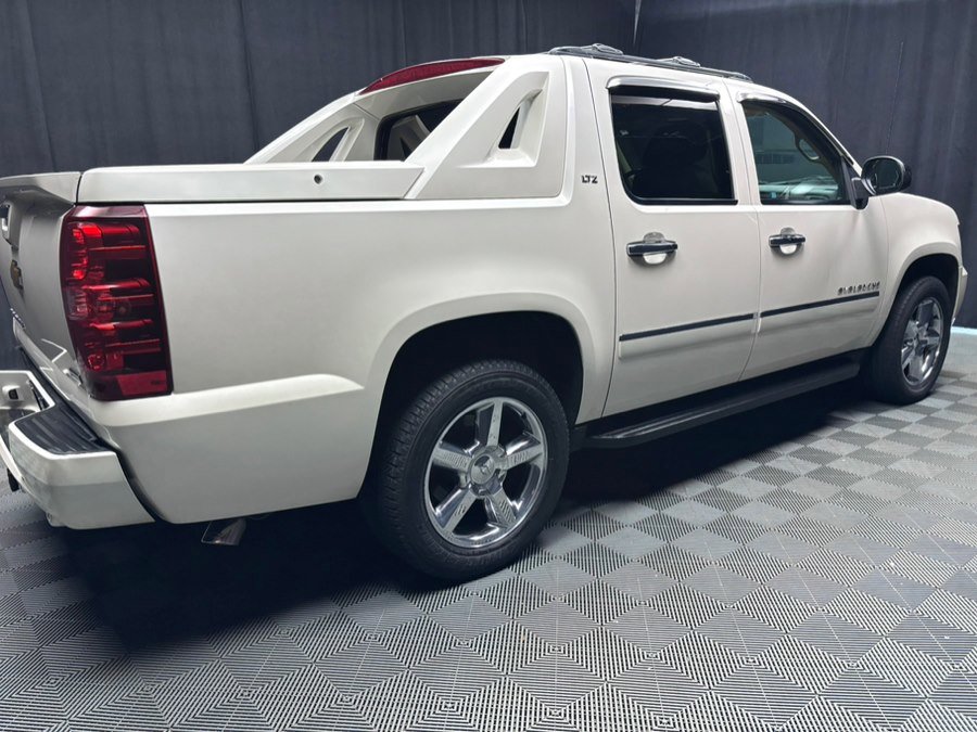 Used 2012 Chevrolet Avalanche LTZ AWD/4WD image 16