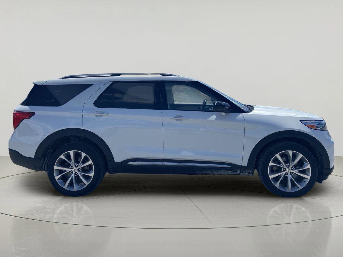 Used 2021 Ford Explorer Platinum w/ Equipment Group 601A AWD/4WD image 2