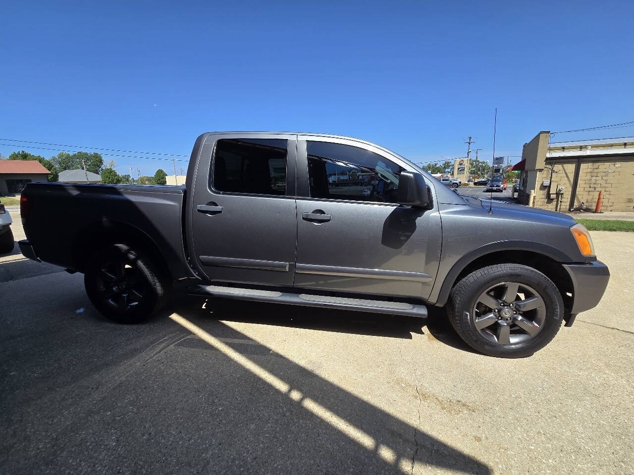 Used 2015 Nissan Titan SV w/ SV Value Truck Package AWD/4WD image 16