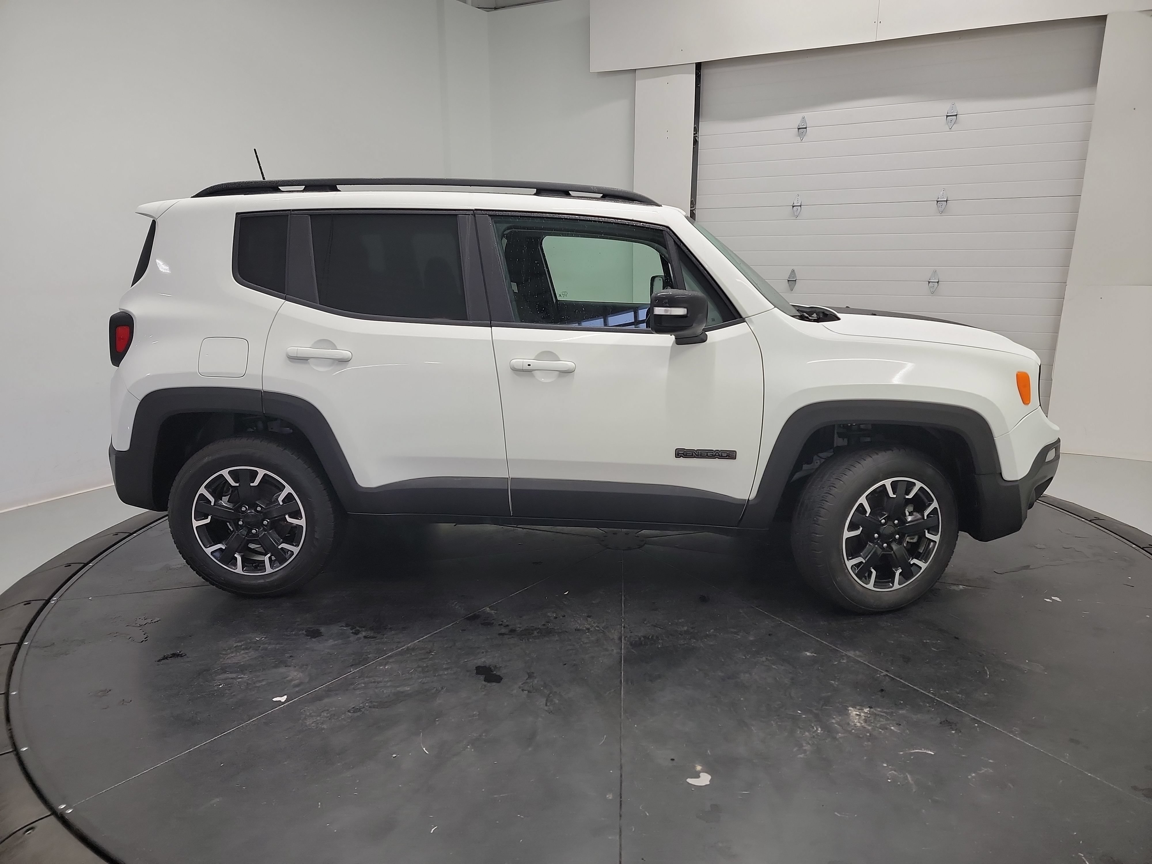 Used 2023 Jeep Renegade Latitude w/ Sun/Sound Group AWD/4WD image 11