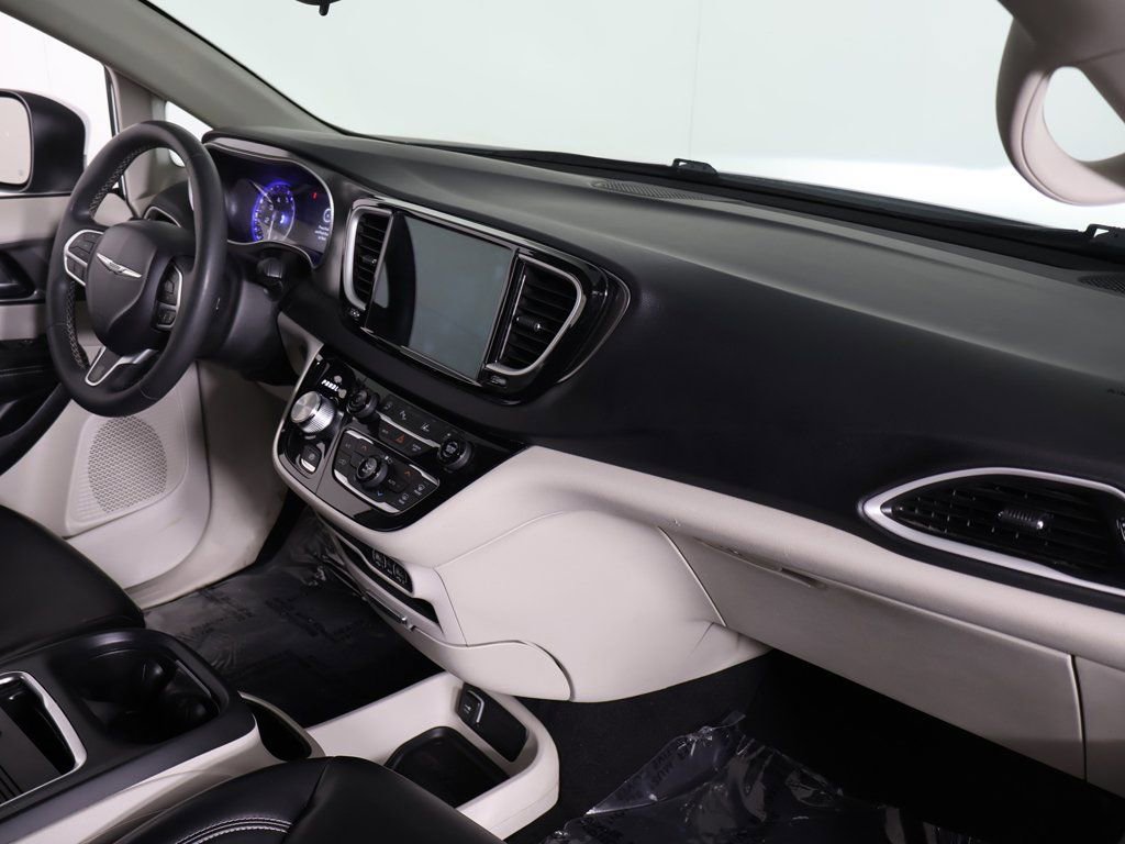 Used 2023 Chrysler Pacifica Touring-L image 25