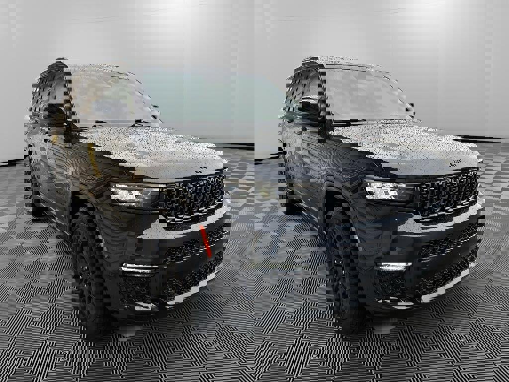 Used 2023 Jeep Grand Cherokee L Summit image 3