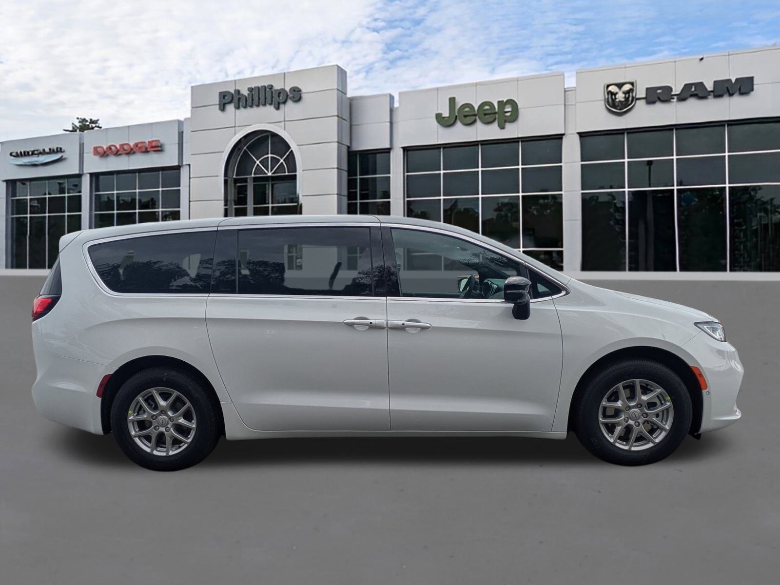 New 2026 Chrysler Pacifica Select image 3