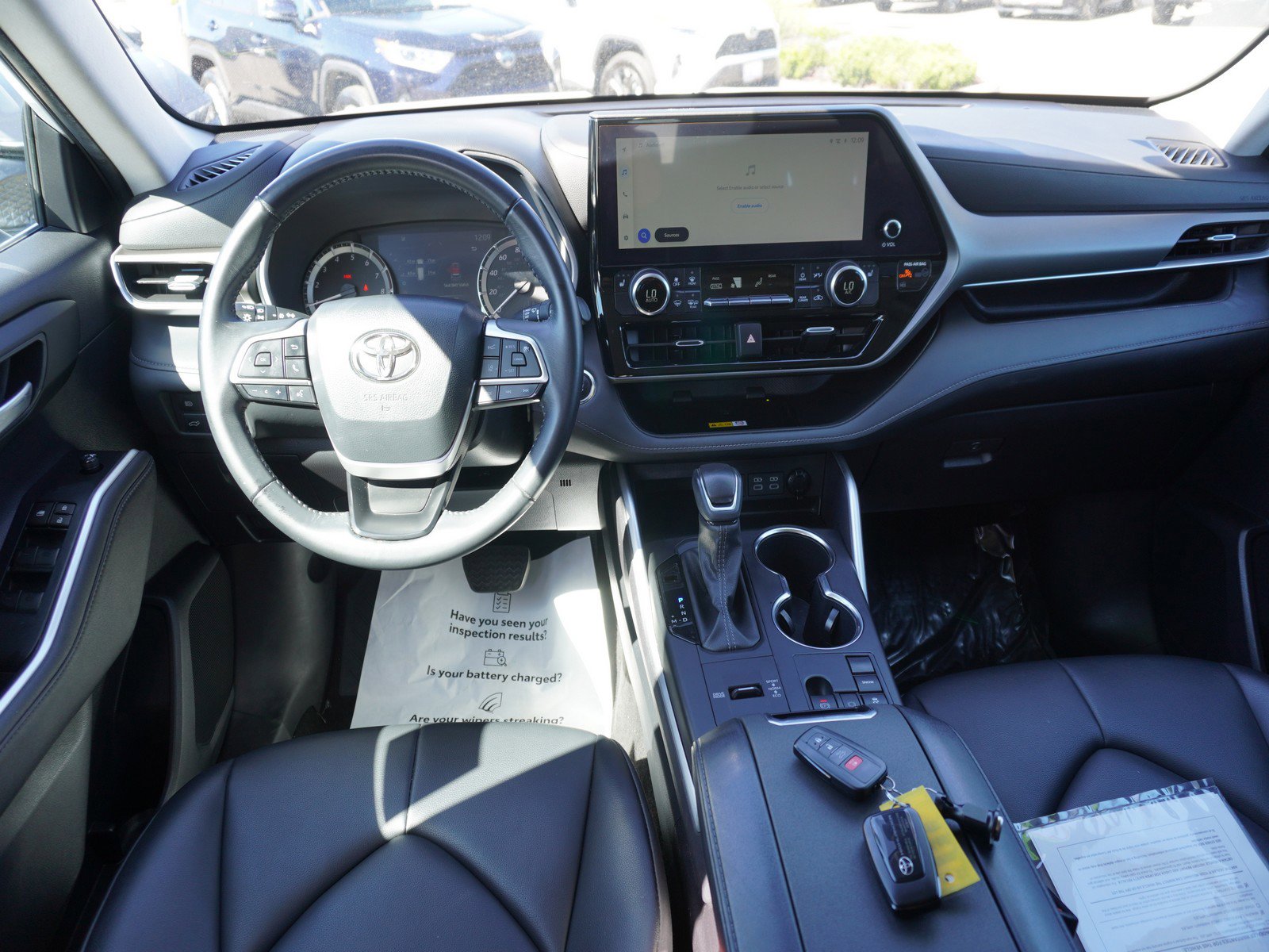 Used 2023 Toyota Highlander XLE image 2